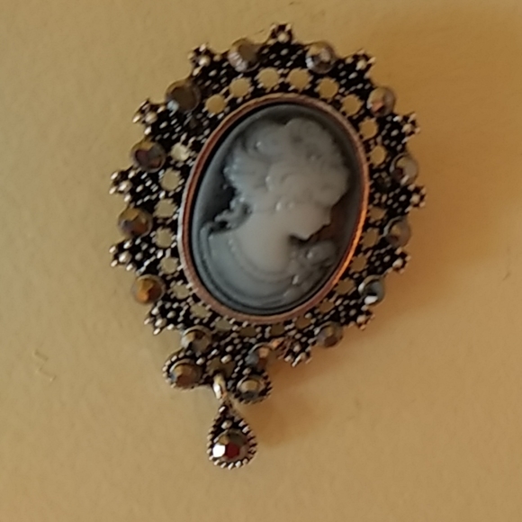 Jewelry - Beautiful Cameo Brooch. NWOT